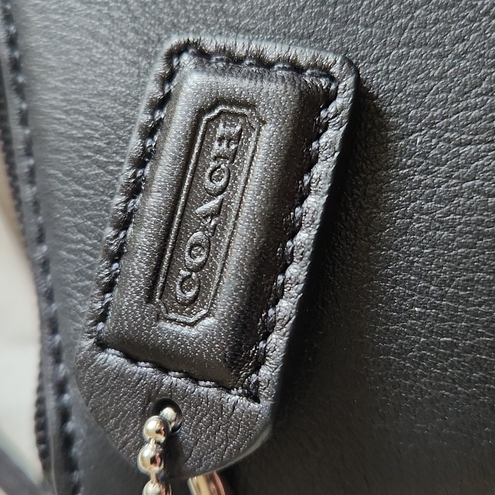 NWT IOB Coach Black Leather Wristlet with Red Star Key Fob 🖤⭐️❤️ - Picture 4 of 16